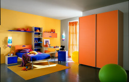 Детская комната выполнена из крашенного МДФ в цвета по каталогу RAL 5017 2008. Раздвижная система Cinetto.