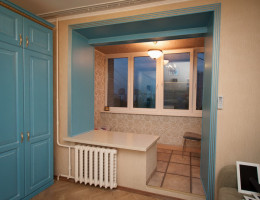 Фрагмент фотографии со шкафом «Галла» в голубой тонировке с белой патиной. Проем балкона также выполнен из шпона и массива дуба.