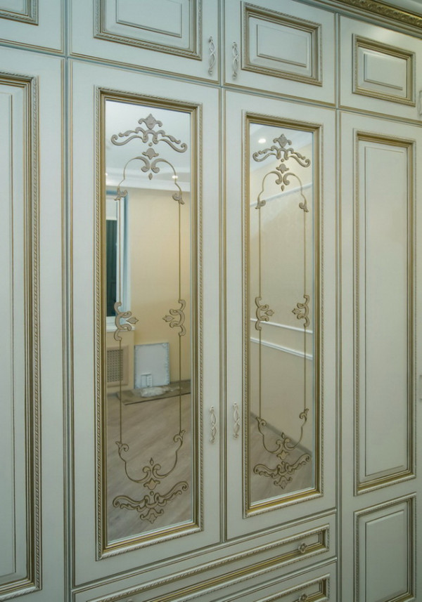 Фрагмент шкафа «Шальгрен»  с объемной филенкой. Лаковые витражи на зеркале. Контур золото, цвет заливки  - ваниль.