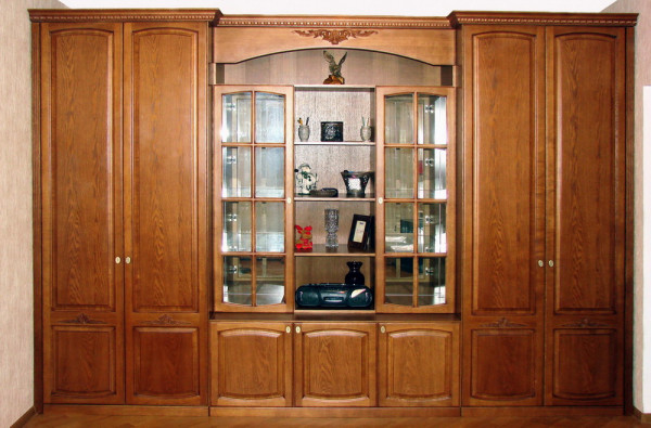 Шкаф с фасадами «Настя» выполнен из массива дуба в тонировке рустик с патиной. 