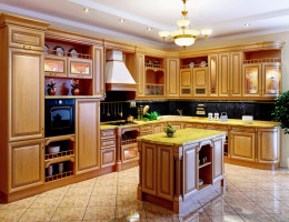 Кухонный гарнитур «Гарда», фасады выполнены из массива вишни.