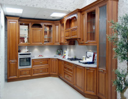 Кухонный гарнитур «Гарда», фасады выполнены из массива вишни.
