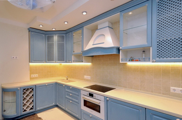 Голубая кухня «Джеджа» с белой патиной. Фасады выполнены из массива. Модель кухни может быть произвольных размеров и выкрашиваться в 25 оттенков на выбор.