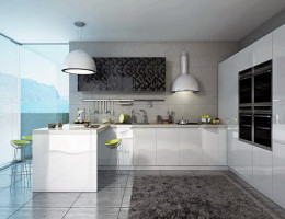 Кухонный гарнитур с фасадами из МДФ в высокоглянцевой белой эмали RAL 9003. 