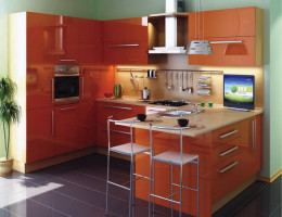 Оранжевый цвет – цвет успеха! Готовка на такой апельсиновой кухне всегда будет успешной, особенно когда так эргономично устроено пространство. Барная стойка служит и обеденным столом, и мойкой, и шкафами.