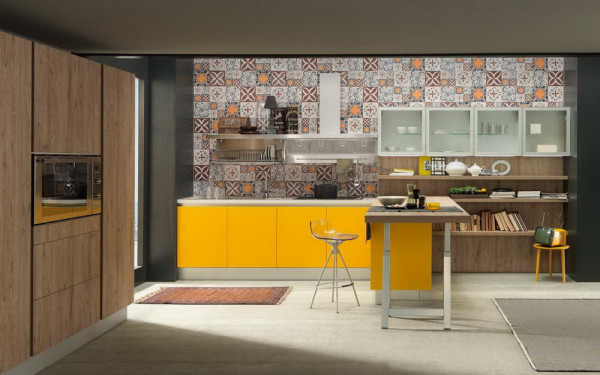 Данный кухонный гарнитур выполнен из шпона ореха с фасадами из МДФ высокий глянец RAL1018.