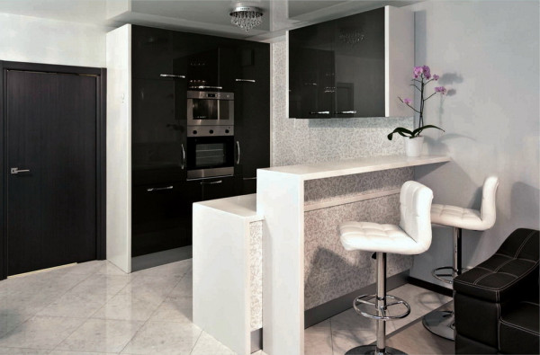 Современный стиль кухни придают глянцевые фасады из МДФ RAL 9004  черный и открытые боковины RAL 9003 белый. Столешница Corian «Дизайнерский белый».