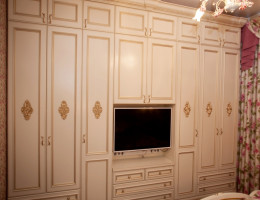Платяной шкаф «Шальгрен» для спальной комнаты выполнен из МДФ  в эмали по RAL 1013 с золотой патиной. Декоративные элементы из массива бука. Модель изготавливается по любым размерам.